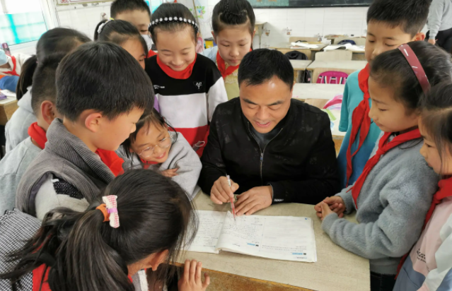 向好而变校园教育设施健全教育环境美了村庄教师待遇也大大提升