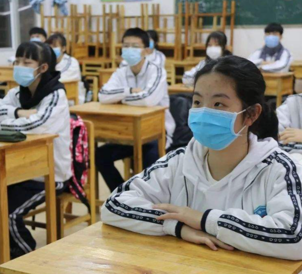 完善交通用餐寄宿资助等帮扶全面展开小班化教育变革