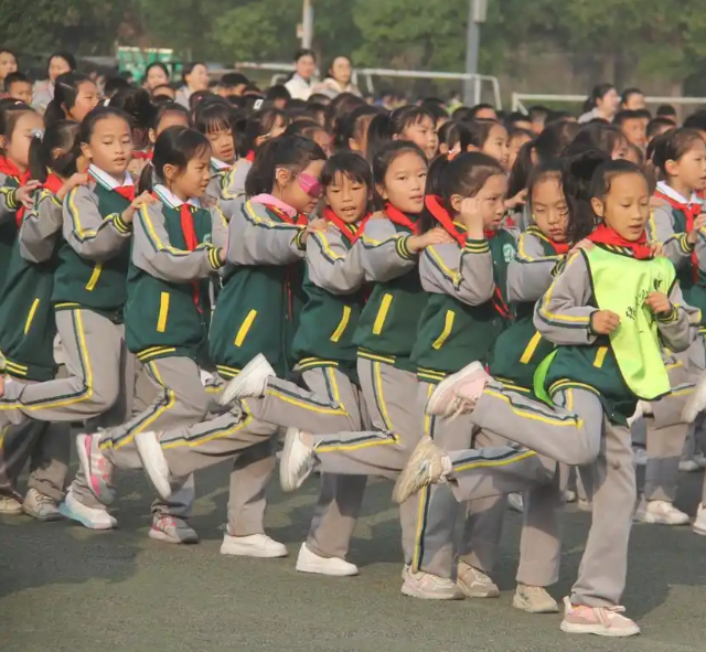 辅导学生展开安全有益的课间活动增加安全防护设备 辅导学生展开安全有益的课间活动增加安全防护设备